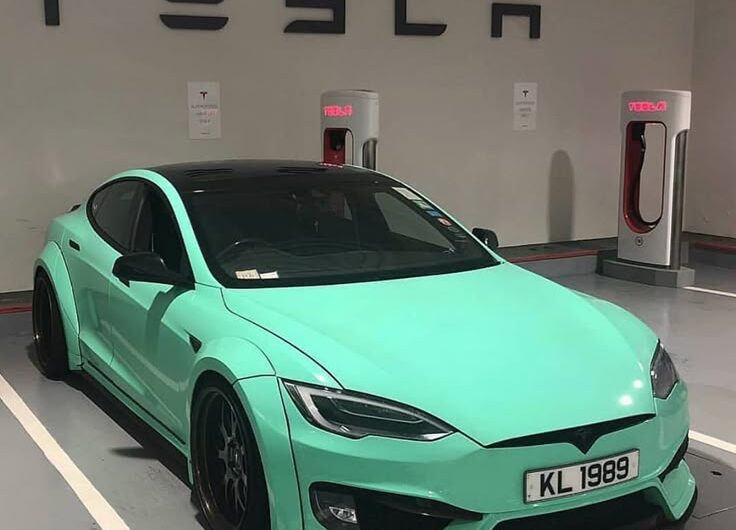 El Tesla azul menta ya es oficial: primeras imágenes